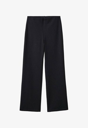 Črne široke hlače z navpičnimi črtami, gladke teksture in visokim pasom. Tkanina ima subtilen sijaj in pada sproščeno.