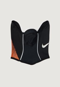 Čierny športový top s priedušnou panelou, na jednej strane s oranžovými vertikálnymi pruhmi a bielym logom Nike. Úzky strih s pevnou konštrukciou.