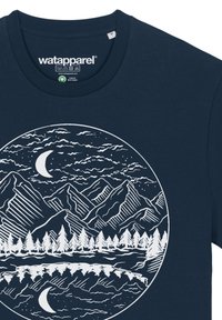 T-shirt en coton bleu marine avec un design circulaire blanc représentant des montagnes, des arbres et un croissant de lune avec un travail de ligne détaillé.
