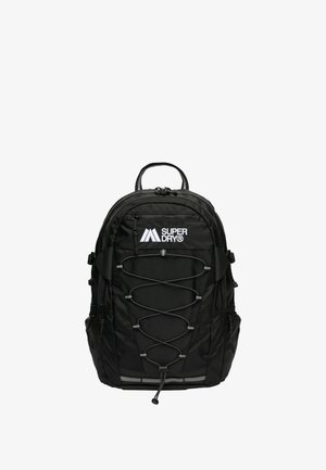 Czarny plecak z teksturowanej tkaniny, dwa zamykane na suwak komory, projekt bungee na przodzie oraz górny uchwyt do noszenia. Zawiera logo marki.