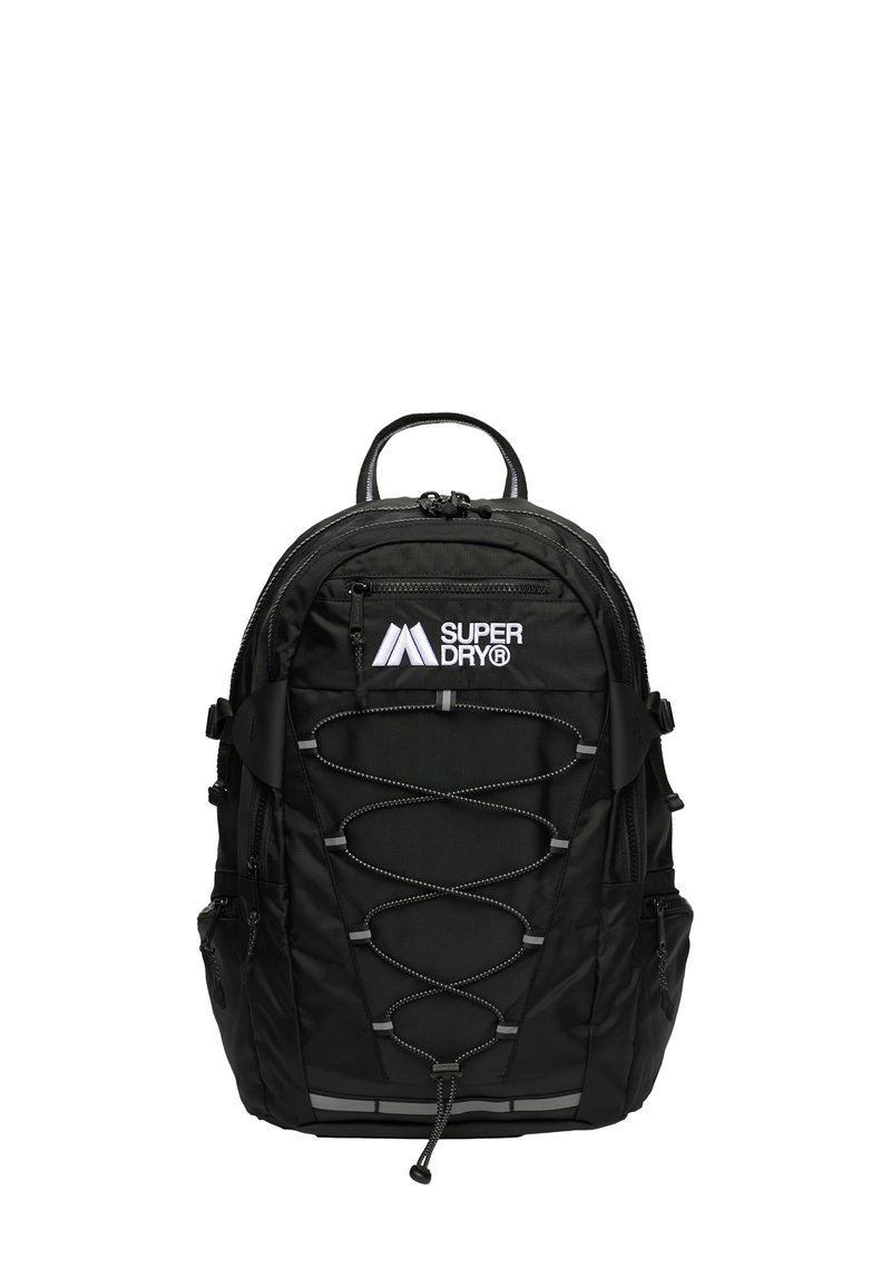 Schwarzer Rucksack aus strukturierter Stoff, mit zwei Reißverschlussfächern, einem Bungee-Kordel-Design an der Vorderseite und einem Tragegriff oben. Mit Markenkennzeichnung.