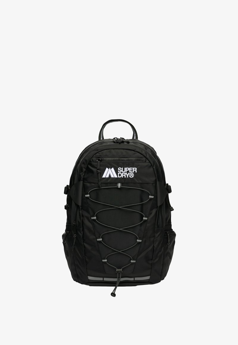 Schwarzer Rucksack aus strukturierter Stoff, mit zwei Reißverschlussfächern, einem Bungee-Kordel-Design an der Vorderseite und einem Tragegriff oben. Mit Markenkennzeichnung.
