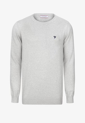 Suéter de punto gris claro con cuello redondo y mangas largas, puños y dobladillo acanalados, y un pequeño logo de un ave oscura en el pecho izquierdo.