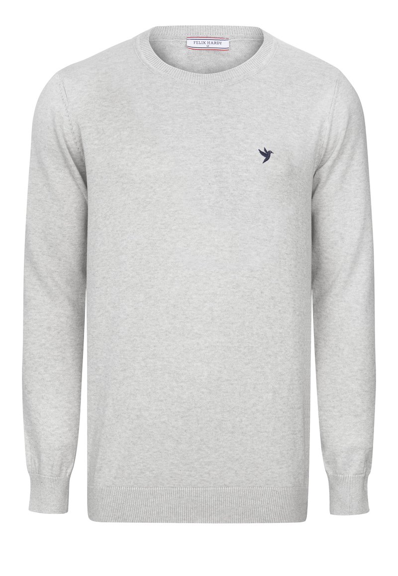 Pull en maille léger gris clair à col rond, avec des manches longues, des poignets et ourlet côtelés, et un petit logo d'oiseau foncé sur la poitrine gauche.