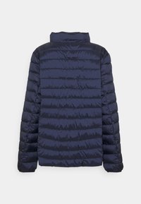 Giacca a vento blu navy con colletto alto, caratterizzata da strisce orizzontali trapuntate e una texture di tessuto liscia e lucida.