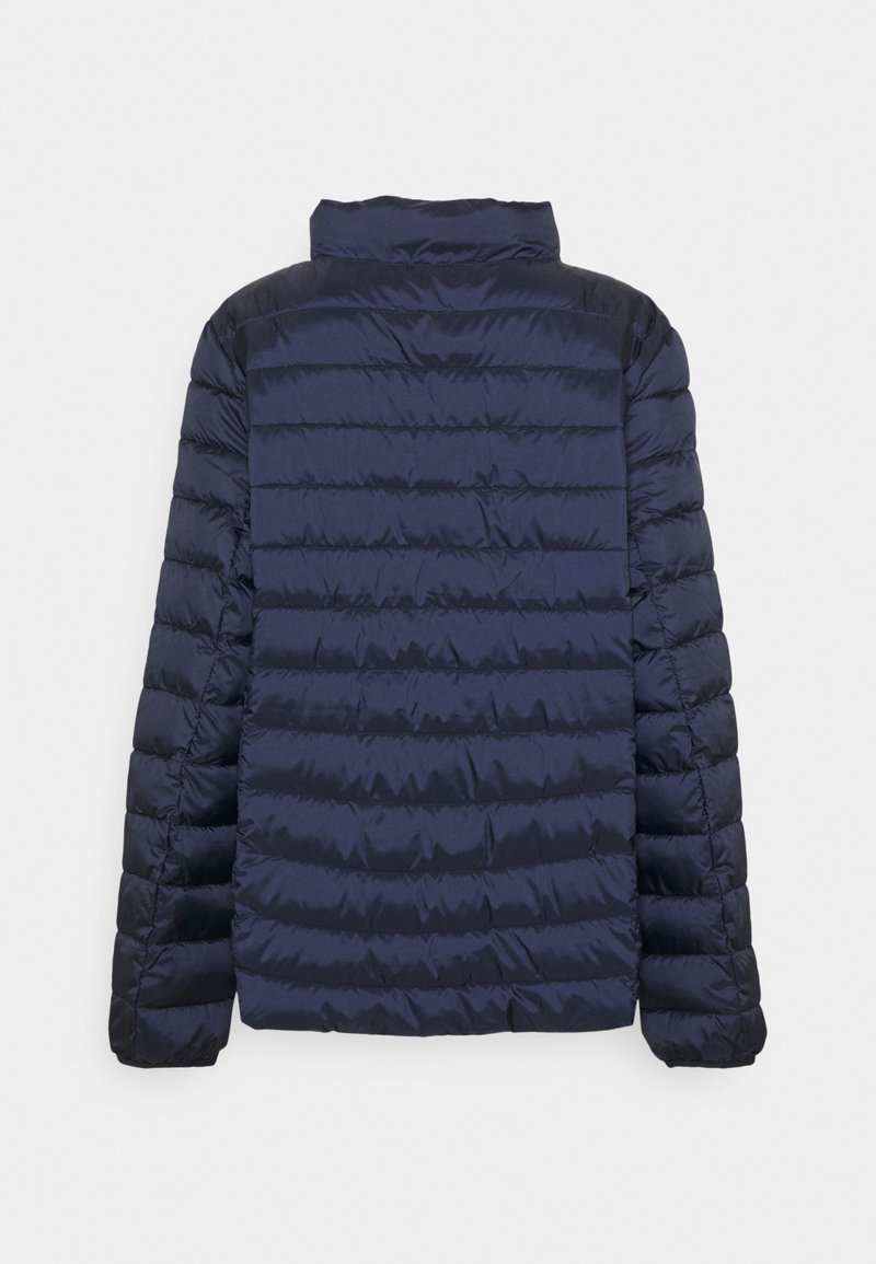 Doudoune bleu marine avec un col haut, présentant des rayures horizontales matelassées et une texture de tissu lisse et brillante.