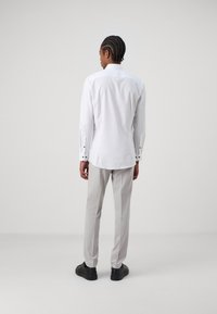 OLYMP No. Six SIX SUPER SLIM - Cămașă elegantă - weiss