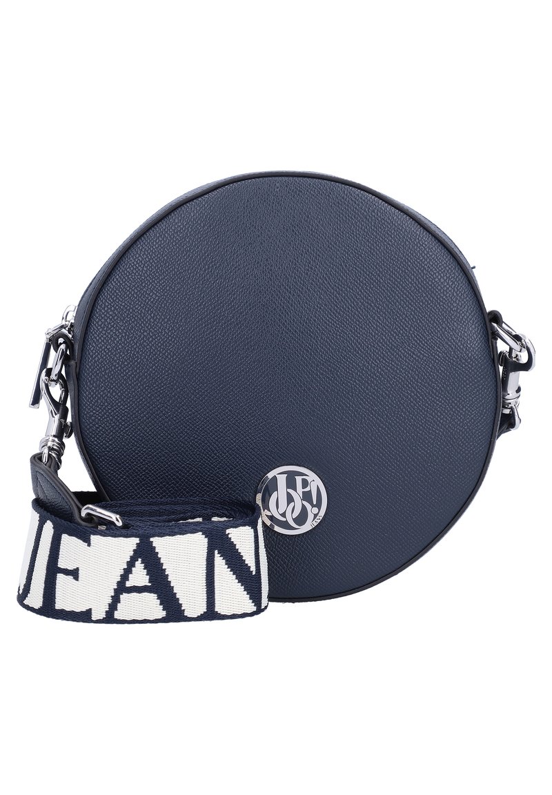 Borsa a tracolla rotonda in pelle blu navy con logo argentato e tracolla staccabile blu e bianca con design del testo grande.