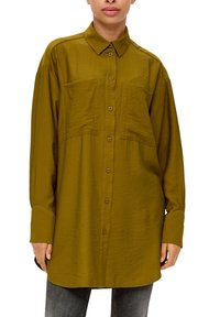 Olijfgroene overhemden met knopen, voorzien van twee borstzakken, lange mouwen en een kraag. Gemaakt van een zachte, lichte stof met een relaxte pasvorm.