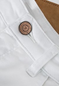 TATUUM ROMIKI - Vaqueros slim fit - white