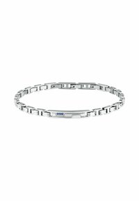 Bracciale in metallo argentato con anelli intrecciati, una placca centrale rettangolare con tre accenti blu, finitura lucida e design elegante.