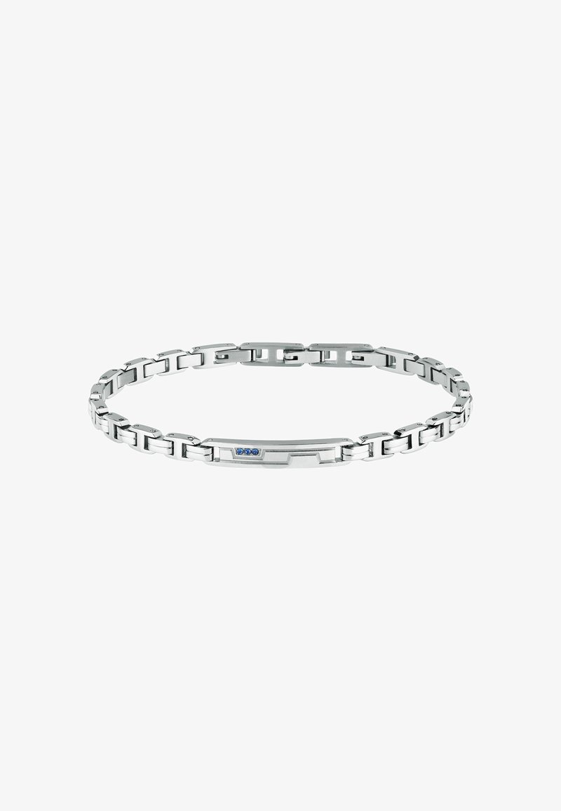 Bracciale in metallo argentato con anelli intrecciati, una placca centrale rettangolare con tre accenti blu, finitura lucida e design elegante.