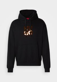Sudadera negra de algodón, con un bolsillo frontal, capucha con cordón y un diseño de logo metálico reflectante en el pecho.