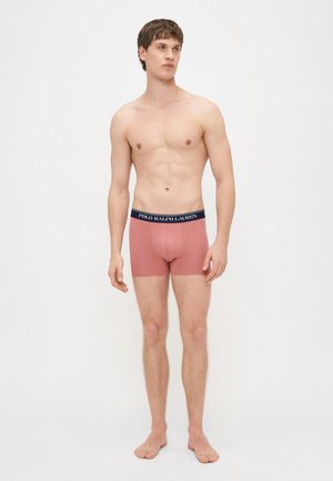 Herren-Boxershorts in Pink mit einem marineblauen Bund, der das Logo "POLO RALPH LAUREN" trägt. Glatter Stoff und figurbetontes Design.