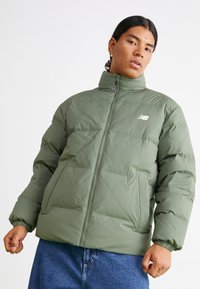 New Balance JACKET Daunenjacke don/oliv Zalando