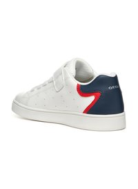 Sneaker synthétique blanc avec une sangle Velcro, empeigne perforée, contrefort arrière bleu marine et accent rouge. Présente une semelle en caoutchouc et un bout arrondi.