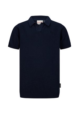 Granatowy polo z krótkim rękawem, kołnierzykiem, prążkowanym obszyciem na dole i rękawach, subtelnym logo na piersi oraz małą metką marki na bocznym szwie.