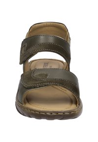 Zelené kožené a semišové sandály s dvěma nastavitelnými pásky, otevřenou špičkou, polstrovanou stélkou a prošívanými detaily podél okraje.