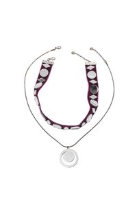 Doppelreihige Halskette mit einer silbernen Kette und einem violetten Stoffband, verziert mit silbernen und schwarzen geometrischen Formen; runder Anhänger inklusive.