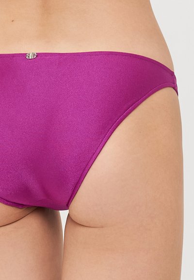 Lilla bikini-bunn med en glatt, skinnende tekstur, høyt snitt og en sølvdetalj i midjen. Uten sømmer.