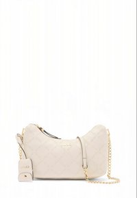 Beige Leder-Umhängetasche mit einem goldenen Kettenriemen, geprägt mit einem Logomuster und einem Markenanhänger. Abgerundete Form und Reißverschlussverschluss.