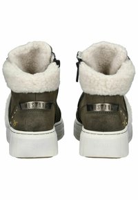 Olivově zelené semišové kotníkové boty s bílou kožešinovou podšívkou, kovovými akcenty a bílou gumovou podrážkou. Na zadní straně se nachází logo.
