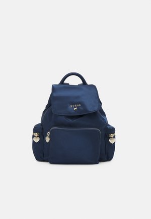 Sac à dos bleu marine Guess Girls avec rabat supérieur et trois poches zippées, chaque fermeture éclair dotée d’un charm en forme de cœur.