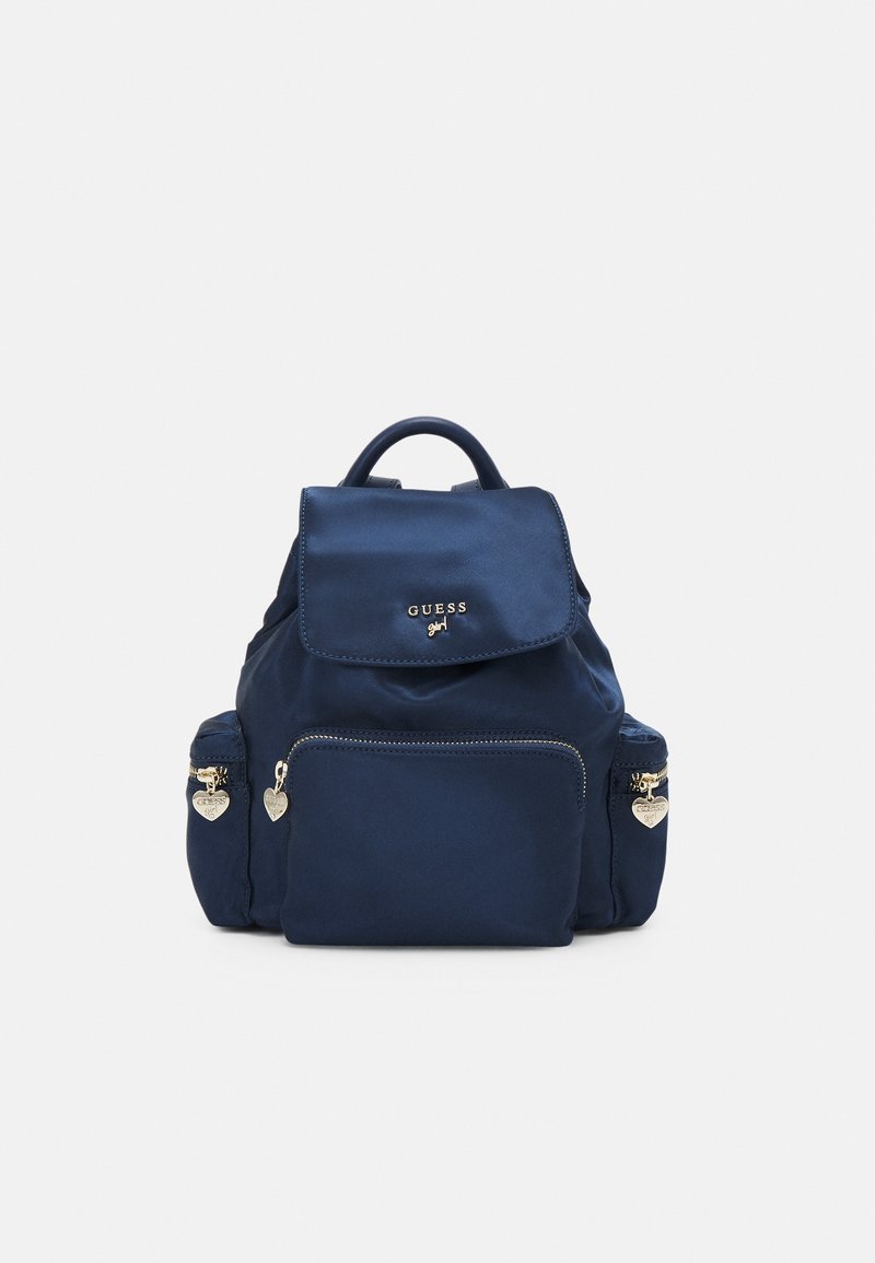 Sac à dos bleu marine Guess Girls avec rabat supérieur et trois poches zippées, chaque fermeture éclair dotée d’un charm en forme de cœur.