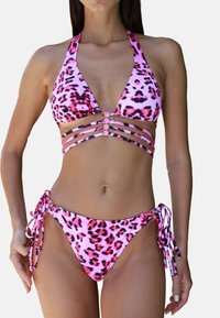 Roze luipaardprint bikini met een haltertop met kruislings gespen en metallic details, verstelbare zijknoopjes aan de onderkant.