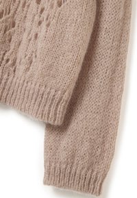 Maglione lavorato a maglia rosa chiaro caratterizzato da una trama larga, polsini a coste e delicati motivi in pizzo, che evidenziano la sua morbidezza e il design.