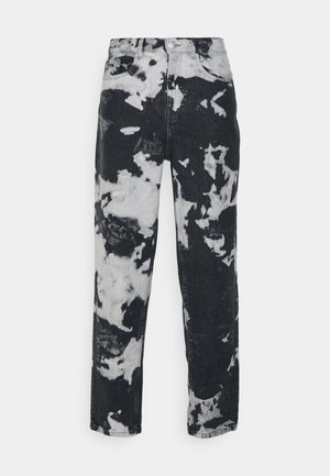 Schwarz-weiße, säuregewaschene Jeans aus Denim mit fünf Taschen und Knopfleiste, von vorne auf neutralem Hintergrund gezeigt.