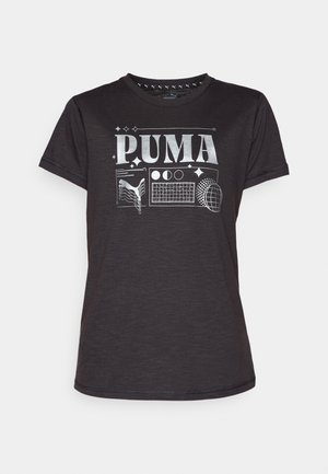 Juoda trumpomis rankovėmis marškinėlį su sidabriniu grafikos atspaudu, vaizduojančiu "PUMA" ir įvairius sporto motyvus. Minkšta medžiaga, klasikinis fasonas ir apvalus iškirpimas.