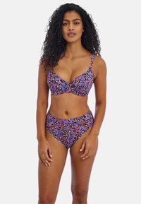 Violetti bikinit setti leopardikuviolla, jossa on langallinen bralette-toppi ja korkeat alaosat. Materiaali on sileä ja siinä on säädettävät hihnat.