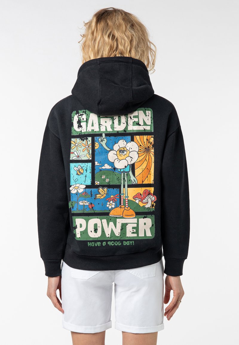 Zwart sweatshirt met capuchon, met een kleurrijke grafische print op de achterkant van bloemen, paddenstoelen en de tekst "GARDEN POWER."