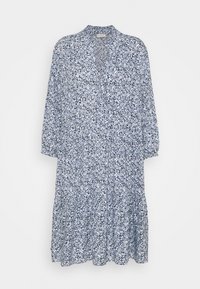 Modré a bílé květinové šaty, kulatý výstřih, dlouhé rukávy, volný silueta, nařasený pas, délka ke kolenům, lehká látka s jemnou texturou.