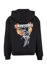 Svart hettegenser med en frontlomme, med et grafisk design av en vinget figur omringet av flammer på baksiden. Materiale i bomullsblanding.