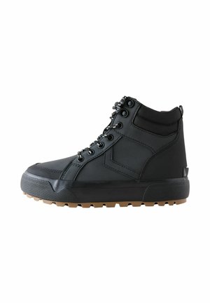 Zwarte hoge sneakers met een textuurafwerking en veterontwerp, uitgerust met een gevoerde enkel en een rubberen zool met gripprofiel.
