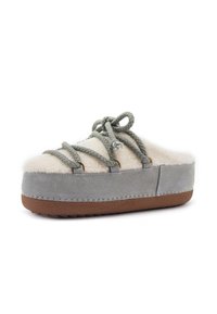 Szare i kremowe kapcie z puchem z owczej wełny, teksturowane szare zamszowe akcenty, gruba platforma oraz plecione sznurówki.