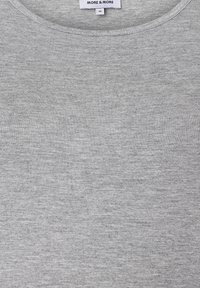 Graues T-Shirt mit kurzen Ärmeln, gefertigt aus weichem Stoff mit glatter Textur. Verfügt über einen klassischen Rundhalsausschnitt und ein einfaches, schlichtes Design.