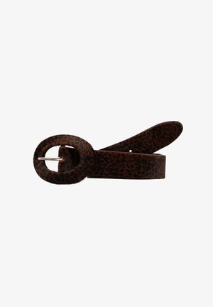 Cinturón de imitación de piel con estampado de leopardo en marrón y negro, con una hebilla redonda y un acabado suave. Presenta múltiples agujeros de ajuste a lo largo de la correa.