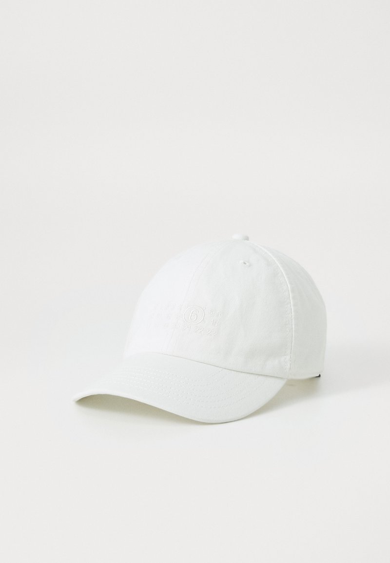 Boné branco de algodão com uma aba ligeiramente curva, apresentando texto em relevo na frente e um orifício de ventilação costurado na parte superior.