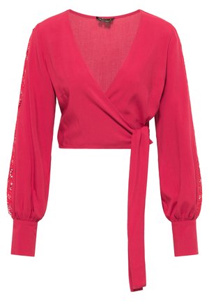Top rosso corto avvolgente con scollatura a V, maniche lunghe a palloncino con dettagli in pizzo e vita legata, realizzato in tessuto leggero e morbido.