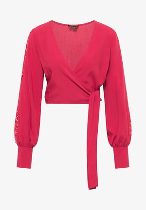 Červený skrátený zaviazaný top s V-výstrihom, dlhými balónovými rukávmi s čipkovým detailom a zaviazaným pásom, vyrobený z ľahkej a hladkej tkaniny.