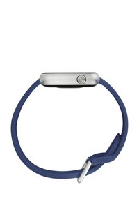 Smartwatch med en sølvfarvet metalplate og blåt silikonearmbånd, der har en rund knap og en metalring til justering.