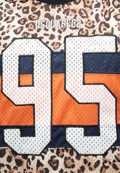 Tissu à imprimé léopard avec un grand numéro "95" en mesh blanc, bleu marine et orange, et le texte "DSQUARED2" au-dessus.