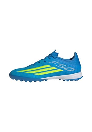 Scarpa da calcio Adidas blu e giallo neon con lacci, suola in gomma e grip texturizzato per erba artificiale.