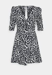 Černobílé šaty s vířivým vzorem, nařasenými rukávy po tři čtvrtiny, hlubokým výstřihem do V a rozšířenou sukní se slzičkovým výřezem na zádech.