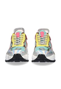 Zapatillas coloridas con parte superior iridiscente, que presentan acentos en azul claro, amarillo y rosa, y cordones texturizados. Suela de goma negra y amplia puntera.