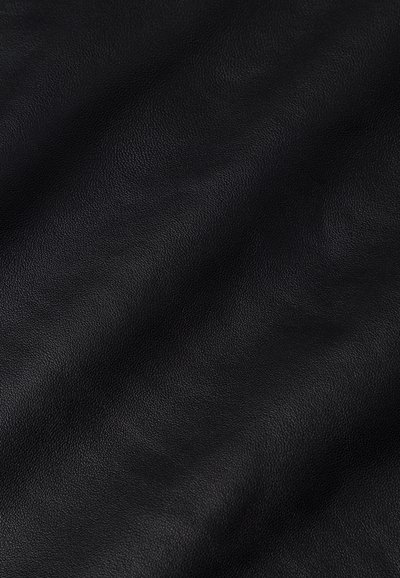 Pelle in tessuto nero con una texture leggermente grainata e superficie liscia. Il materiale presenta leggere variazioni di luce che conferiscono profondità.