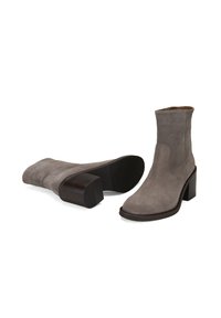 Graue Wildleder-Ankle Boots mit eckiger Zehenform, einem Blockabsatz und seitlichem Reißverschluss. Das Design zeichnet sich durch minimale Nähte und eine glatte, matte Oberfläche aus.